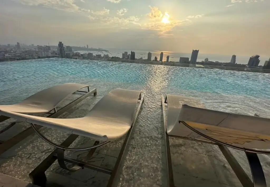 Once Condo: бассейн