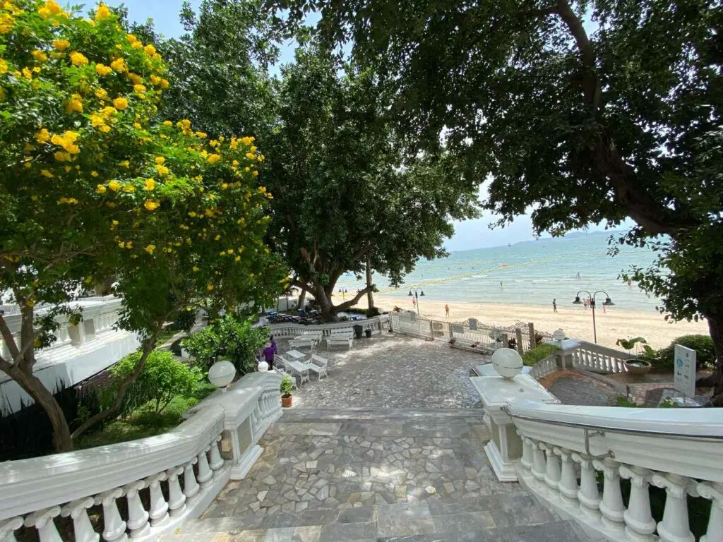 Sky Beach Condominium Pattaya — квартиры рядом с пляжем Wongamat: фасад комплекса