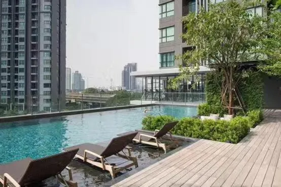 Base - Central Pattaya, Паттайя