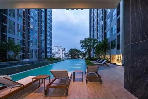 Base - Central Pattaya, Паттайя