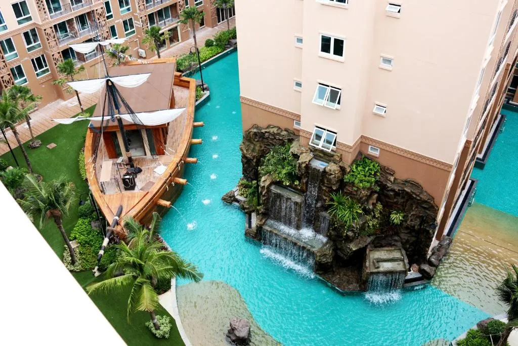 Atlantis Condo Resort бассейн