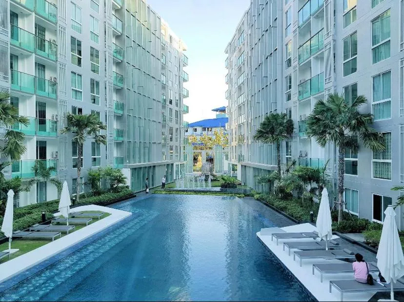 City Center Residence: бассейн