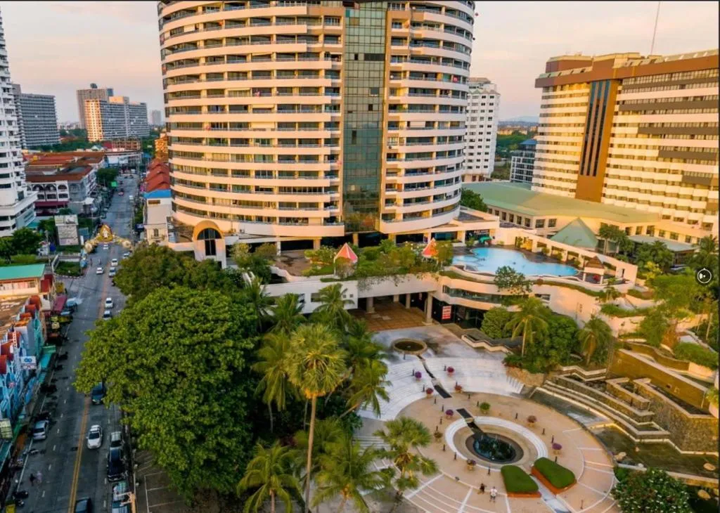 Jomtien Plaza condotel: фасад комплекса