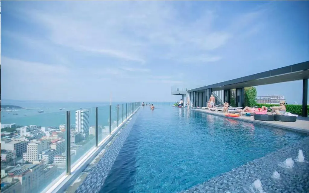 Base - Central Pattaya, Паттайя