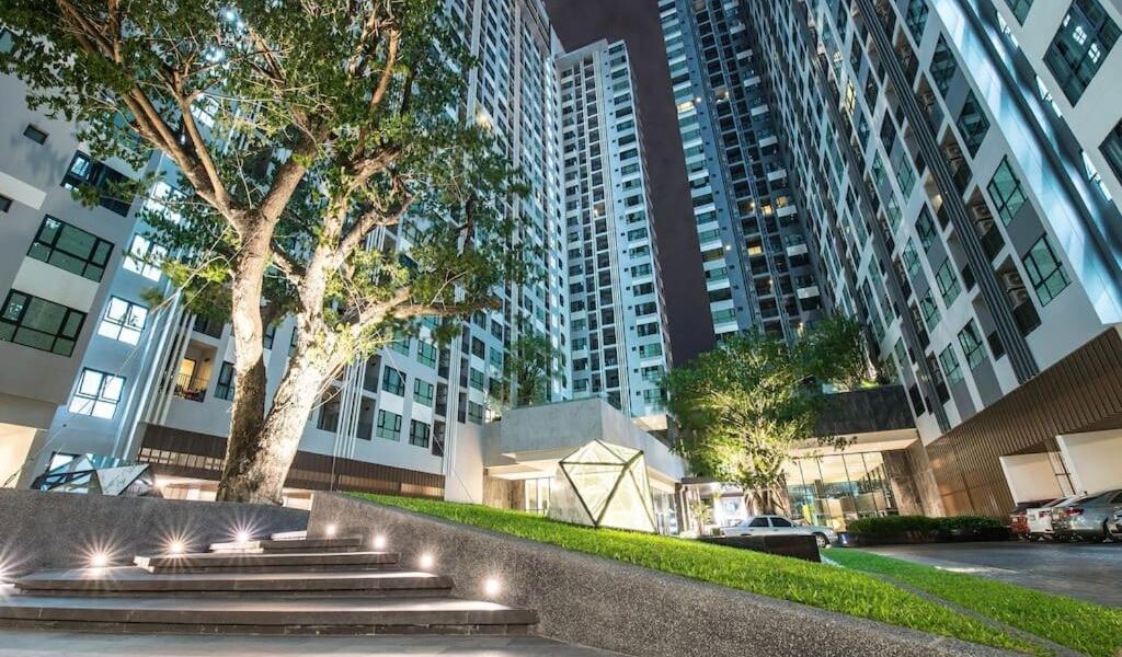 Base - Central Pattaya, Паттайя
