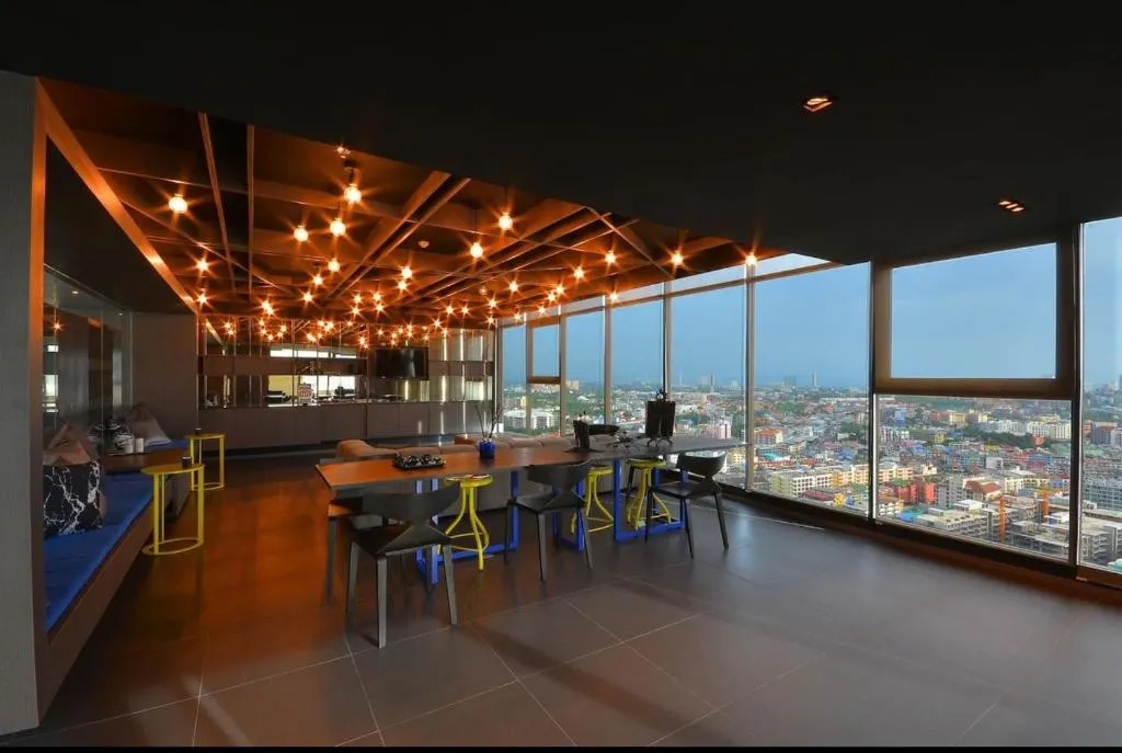 Base - Central Pattaya, Паттайя