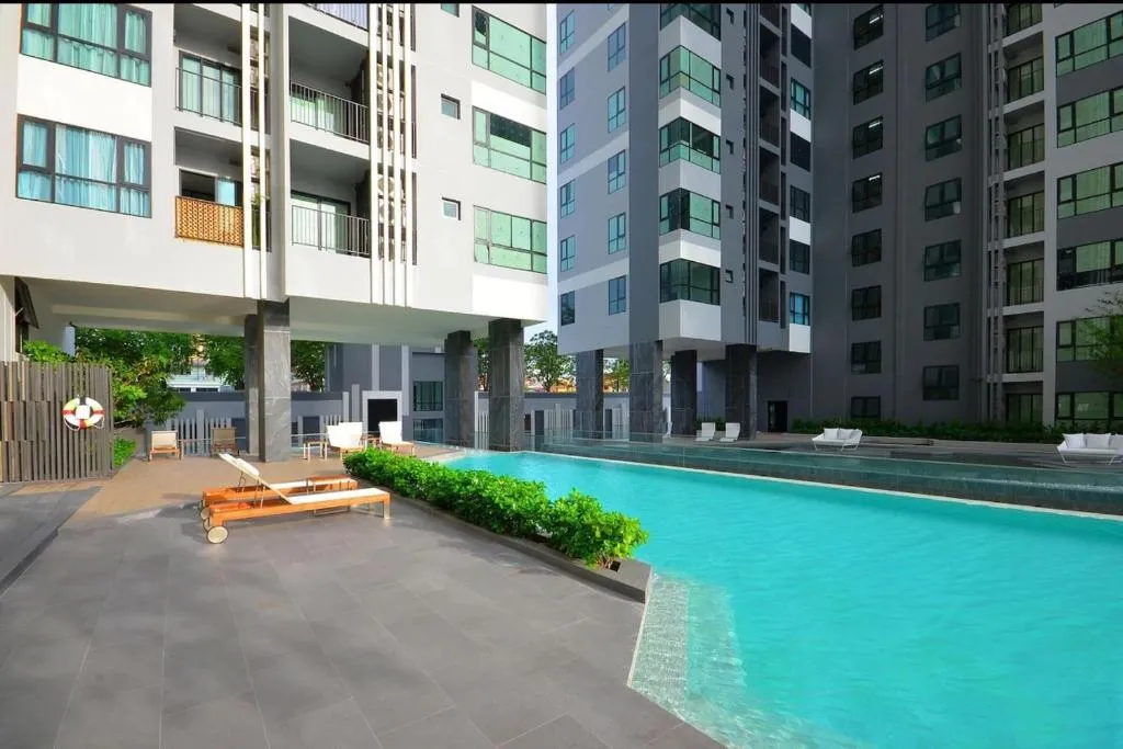 Base - Central Pattaya, Паттайя