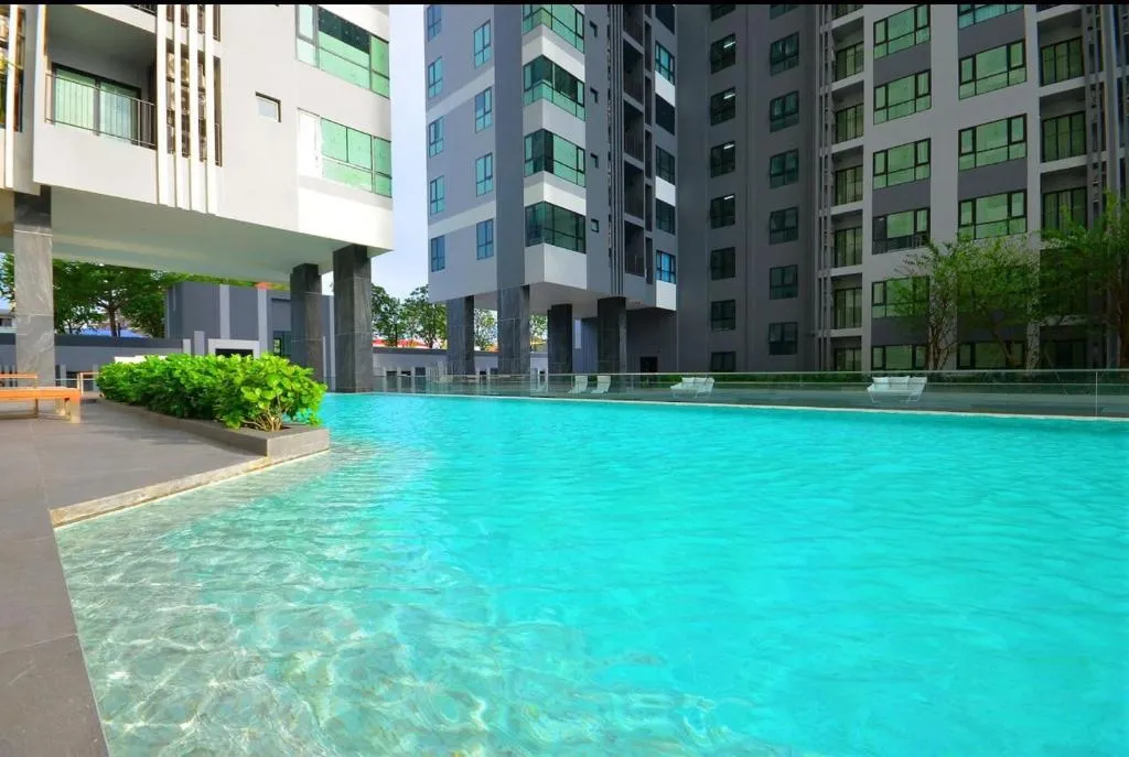 Base - Central Pattaya, Паттайя