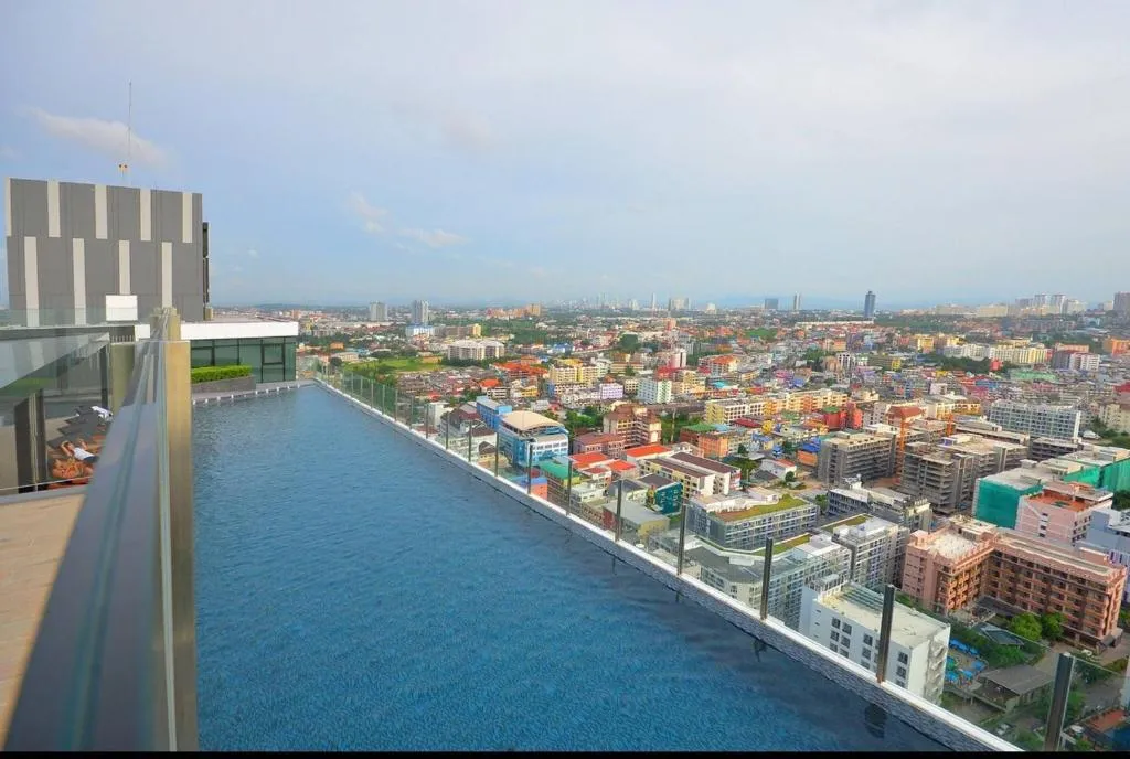Base - Central Pattaya, Паттайя