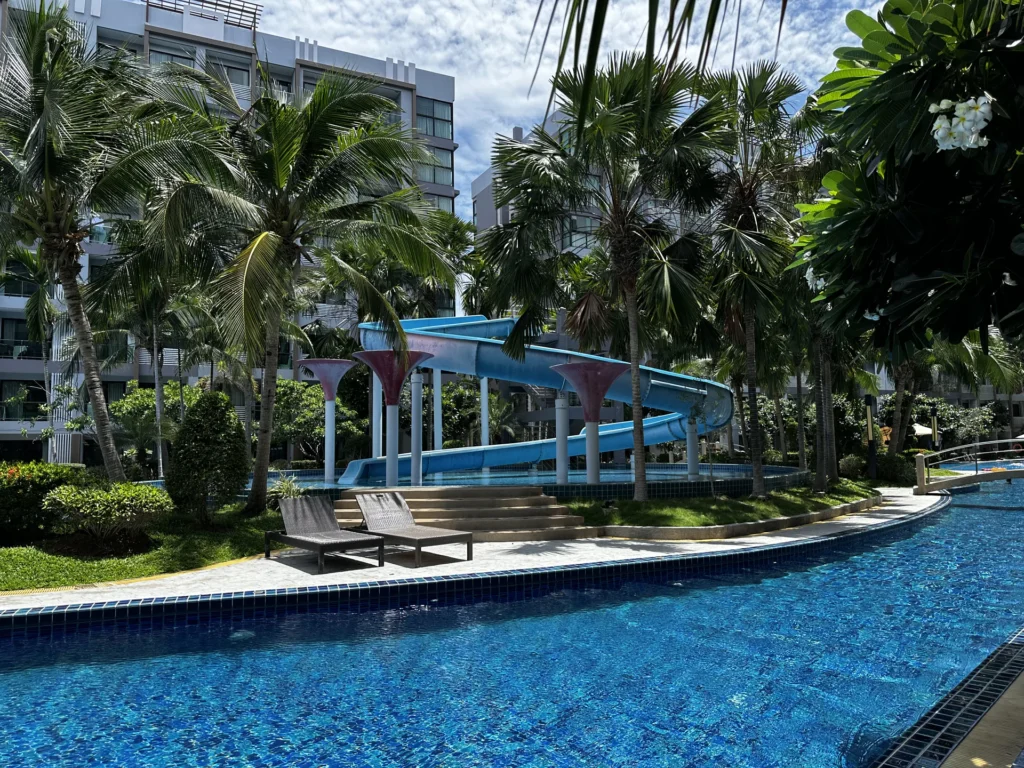 Dusit Grand Park 1 Pattaya — кондоминиум в районе Jomtien: фасад комплекса