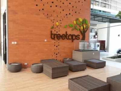 Treetops Condominium — жилой комплекс с бассейном на крыше в Паттайе