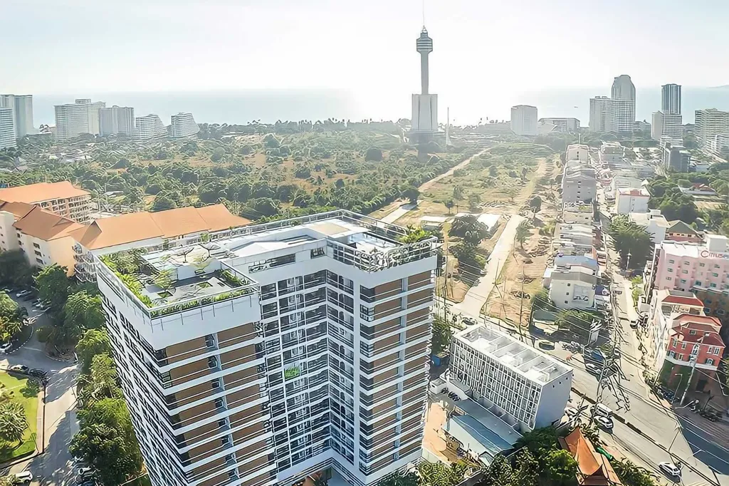 Treetops Condominium — жилой комплекс с бассейном на крыше в Паттайе: фасад комплекса