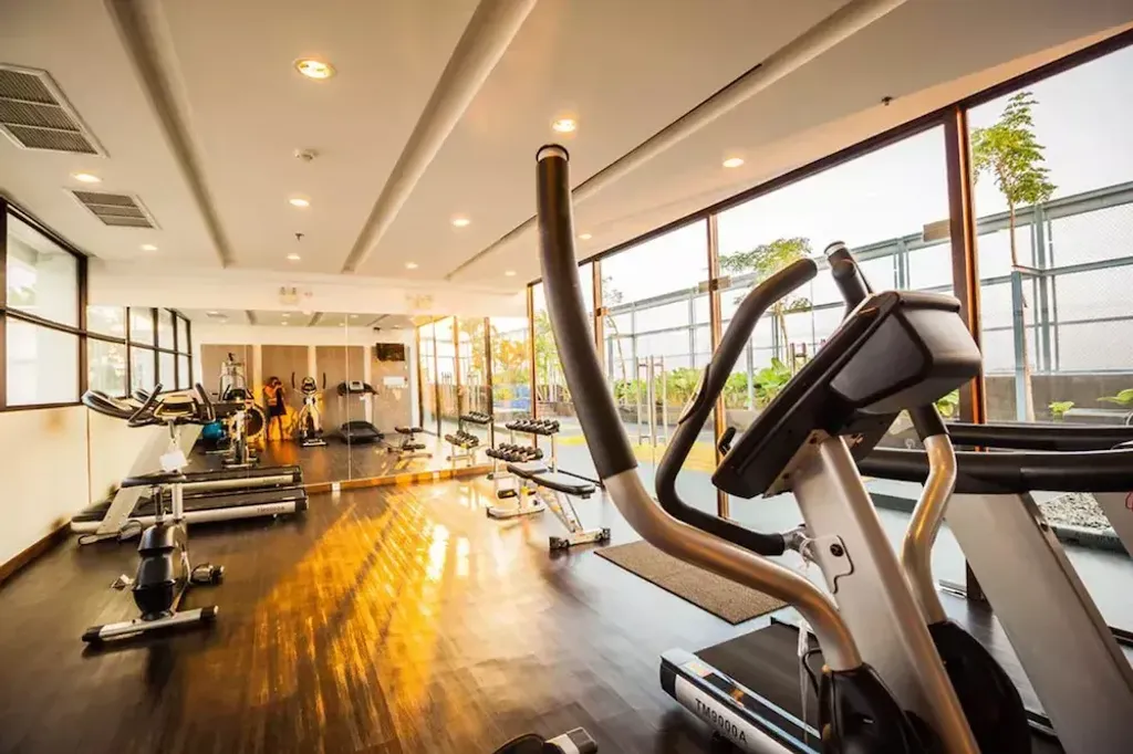 Treetops Condominium — жилой комплекс с бассейном на крыше в Паттайе: фитнес-зал