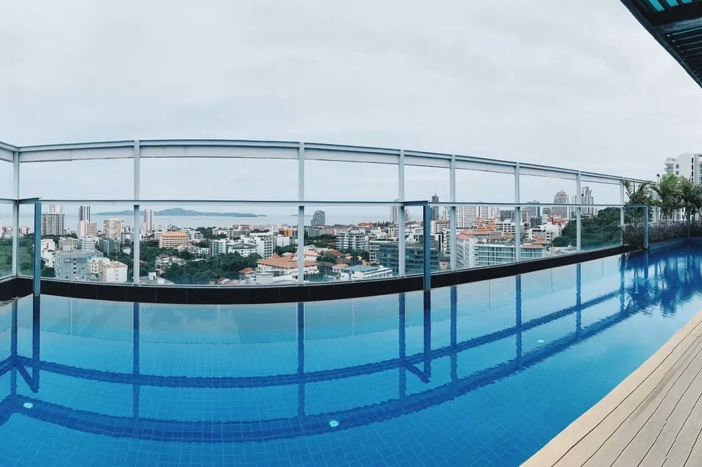 Treetops Condominium — жилой комплекс с бассейном на крыше в Паттайе: бассейн